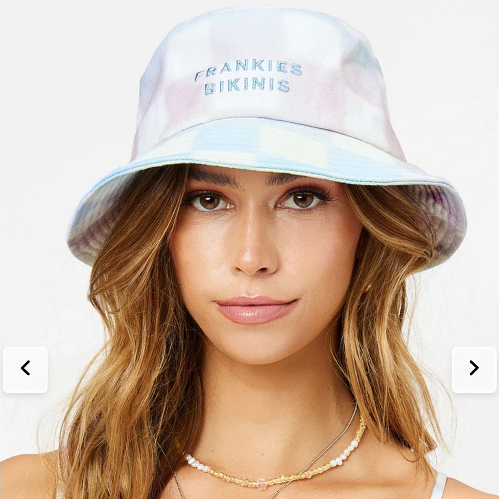 Frankies bikinis x alo checkered bucket hat